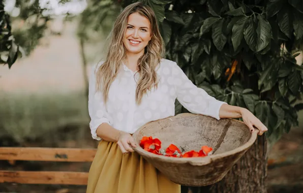 Цветы, улыбка, корзина, smile, flowers, basket, зеленая листва, белая блузка