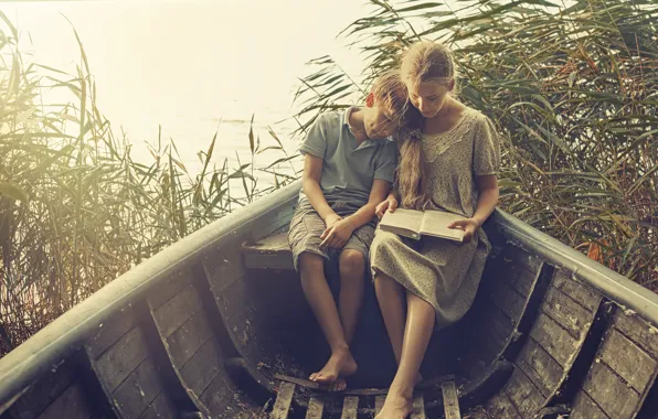 Лодка, мальчик, девочка, книга