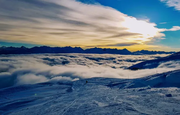 Горы, лыжня, утро