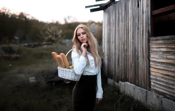Девушка, дом, хлеб