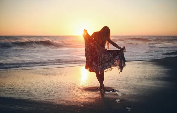 Картинка пляж, девушка, закат, следы, платок