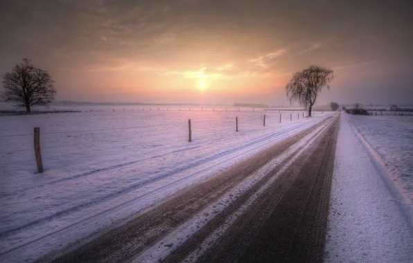 Картинка дорога, снег, закат, забор