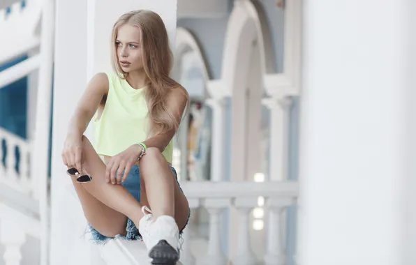 Картинка girl, shorts, model, pretty, blonde, sneakers, tank top