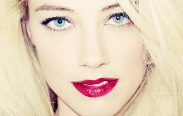 Amber heard, blondinka, lico, emocii, znamenitost, makiyazh, yazyk