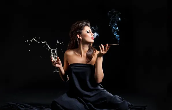 Картинка девушка, брызги, дым, бокал, сумрак, макияж, сигарета, профиль