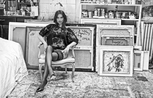 Девушка, актриса, черно-белое, сидит, монохром, monochrome, black and white, Emily Ratajkowski