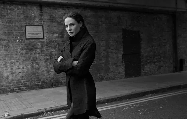 Улица, портрет, актриса, черно-белое, красотка, плащ, фотосессия, Rebecca Ferguson