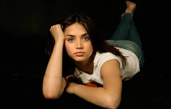 Взгляд, джинсы, босиком, майка, актриса, брюнетка, красивая, Ana de Armas