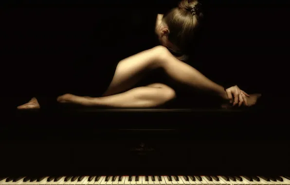 Девушка, музыка, пианино