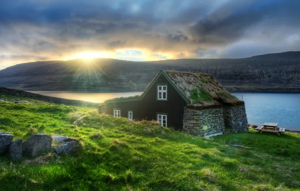 Картинка солнце, горы, тучи, озеро, дом, утро, Исландия