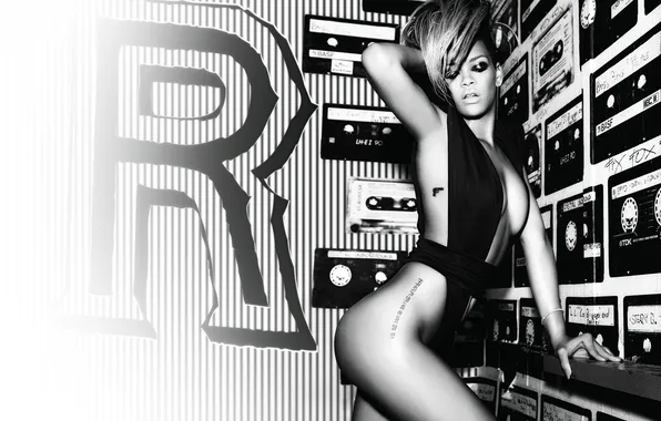 Картинка купальник, наряд, образ, певица, Rihanna, Риана, монохром, татуировки
