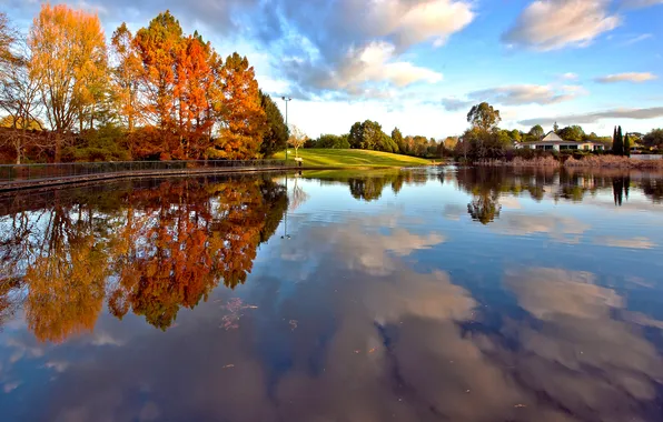 Картинка осень, небо, облака, деревья, озеро, дом, пруд, отражение