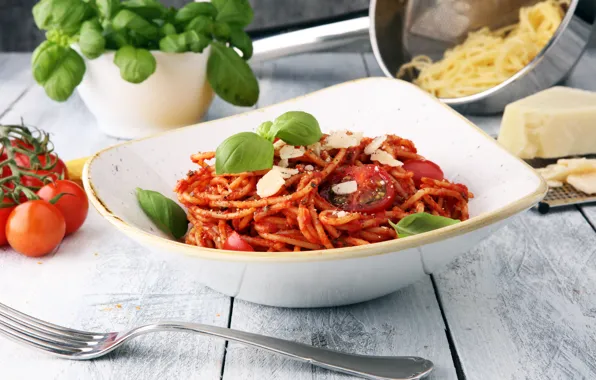 Зелень, сыр, спагетти, соус, томаты, пармезан, базилик