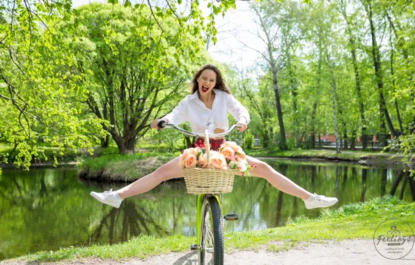 Картинка солнце, деревья, радость, цветы, велосипед, поза, пруд, парк