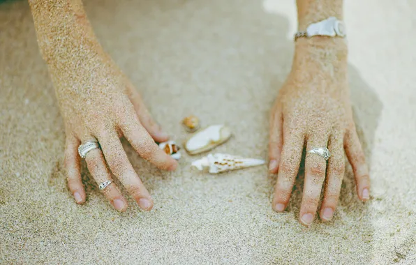 Картинка песок, кольца, руки, ракушки