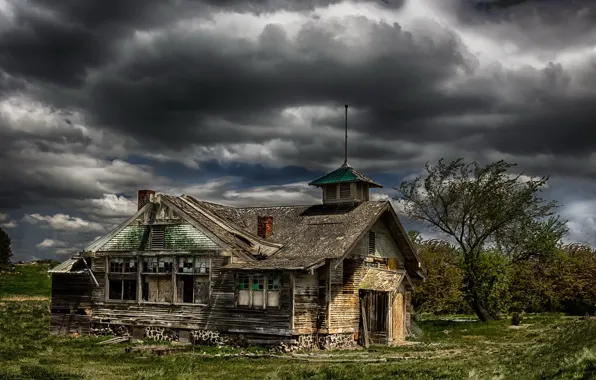 Поле, небо, дом, Abandoned School House