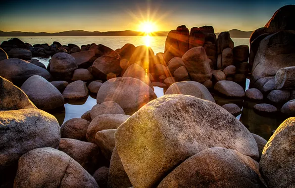 Картинка солнце, закат, камни, берег, залив, валуны
