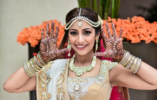Девушка, bride, smiling, индианка, свадебный макияж, hands up, indian wedding