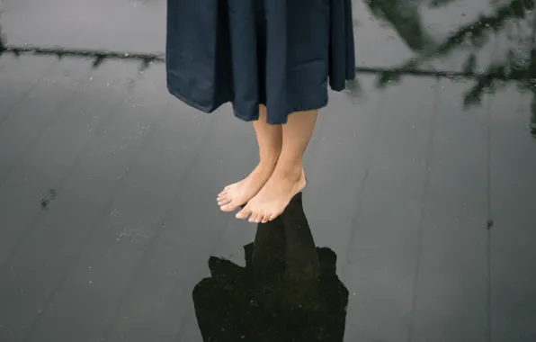 Картинка girl, dress, water, raindrops, mirror, reflections, feet, deck