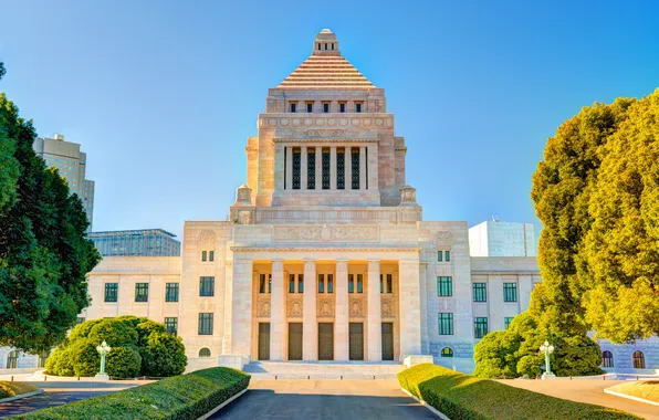 Картинка деревья, газон, архитектура, кустарник, голубое небо, National Diet Building Tokyo, Nagata, Нагата