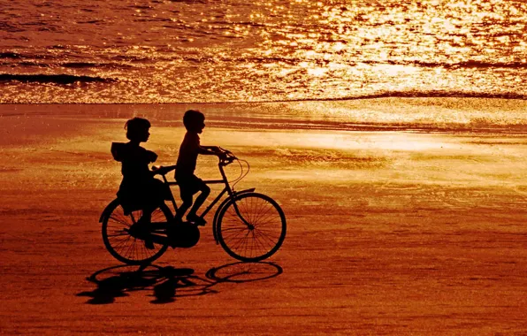 Картинка море, велосипед, дети, берег, Индия, силуэт, блик, Гоа