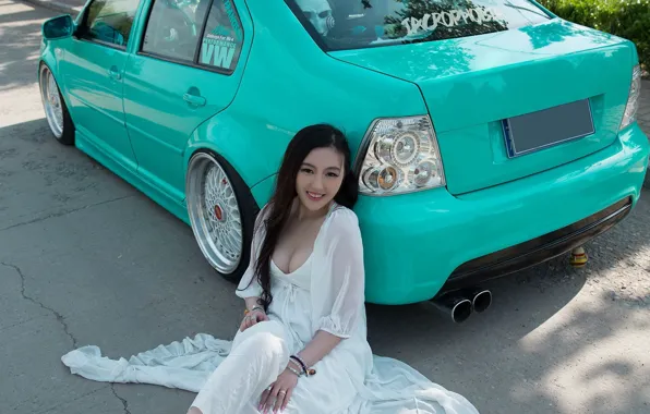 Авто, взгляд, улыбка, Девушки, азиатка, красивая девушка, сидит над машиной, Volkswagen Bora