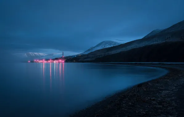 Картинка горы, ночь, берег, Svalbard, Шпицберген, Spitzbergen, свет фонарей, KSAT