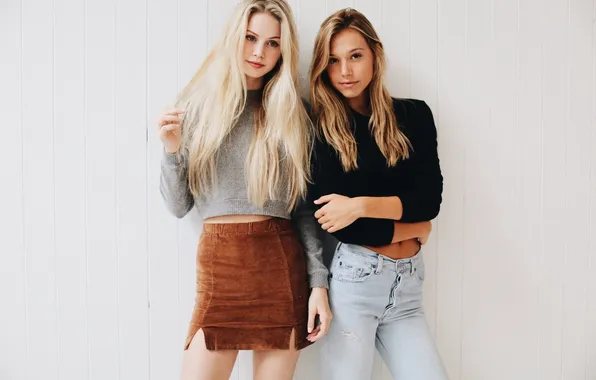 Картинка miniskirt, girl, sweatshirt, model, gorgeous, long-haired, young, jeans