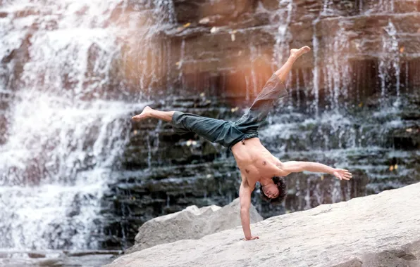 Водопад, танцор, Michael Demski