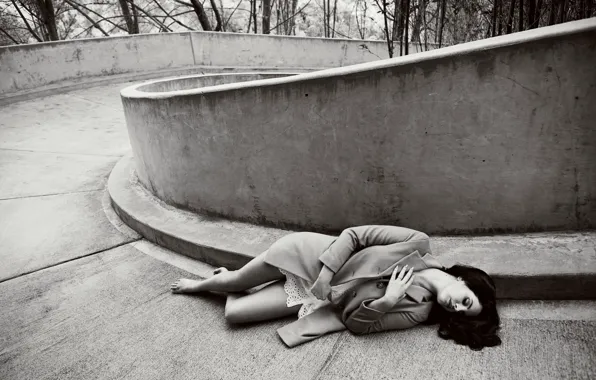 Босиком, брюнетка, фотограф, лежит, черно-белое, певица, пальто, Lana Del Rey