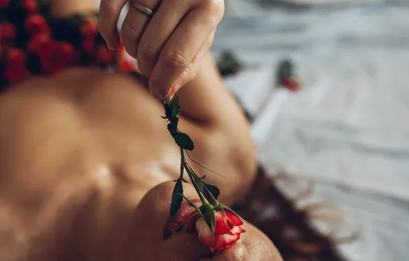 Картинка девушка, розы, лепестки, веснушки, губки, Roma Roma, Полина Азарова