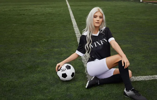 Картинка shorts, woman, beautiful, model, sweet, blonde, ball, adorable