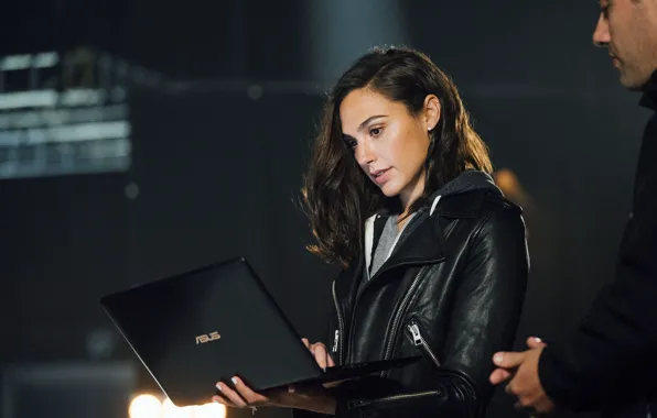 Реклама, актриса, брюнетка, красотка, gal gadot, asus, галь гадот