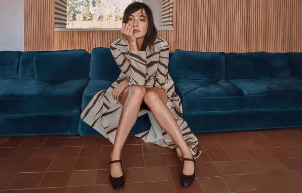 Взгляд, девушка, поза, фото, диван, платье, ножки, Gal Gadot