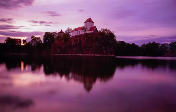 Скала, озеро, церковь