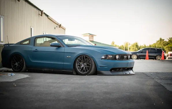 Спуск, Mustang, Ford, Дорога, гараж, диски, blue, боком
