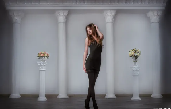 Картинка цветы, поза, стиль, модель, фигура, колонны, чёрное платье, Анастасия Любятинская