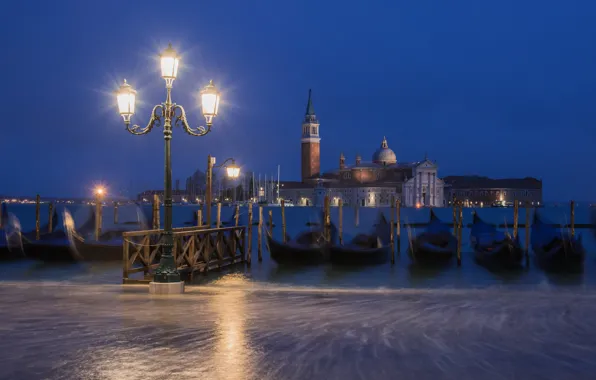Картинка ночь, город, лодки, освещение, фонари, Италия, Венеция, канал