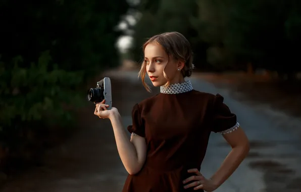 Картинка девушка, поза, платье, фотоаппарат