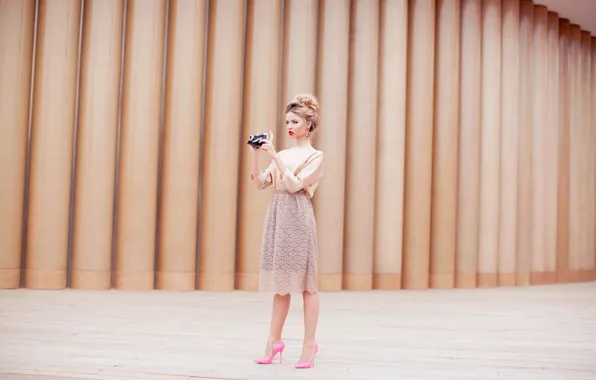 Девушка, юбка, камера, фотоаппарат, блондинка, туфли, розовые, фотографирует