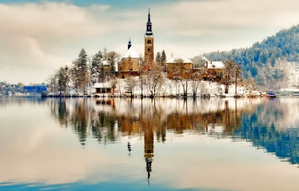Картинка зима, снег, горы, озеро, отражение, остров, церковь, Словения