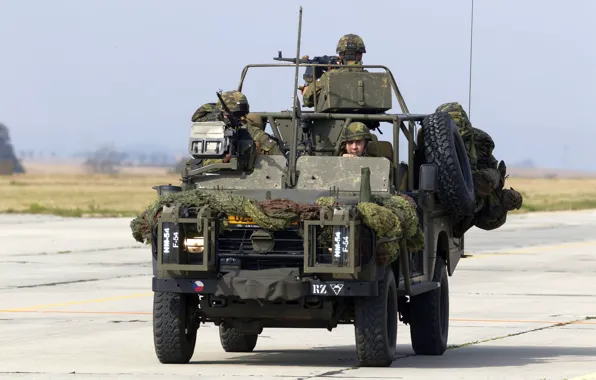 Солдаты, Land Rover, Caiman, Armored 4