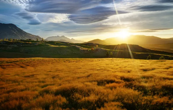 Картинка поле, трава, солнце, облака, лучи, горы, блики, холмы