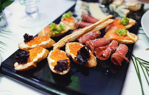 Рыба, мясо, багет, икра, бутерброды, вяленое мясо