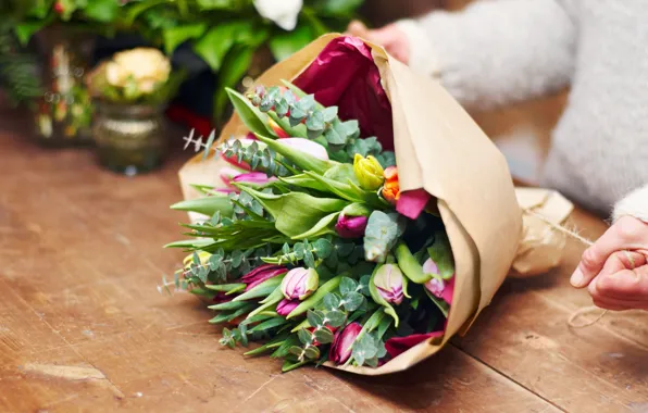 Цветы, бумага, стол, подарок, доски, букет, весна, руки