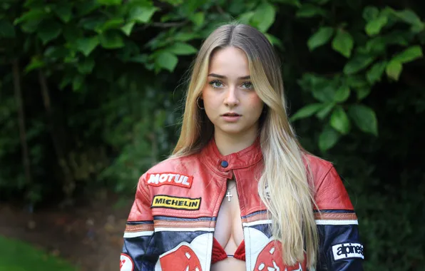 Картинка девушка, декольте, Beautiful Connie in Red