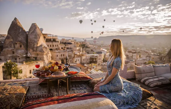 Картинка девушка, горы, стол, шары, еда, подушки, фрукты