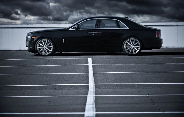 Картинка небо, тучи, чёрный, Rolls-Royce, парковка, Ghost, black, ролс ройс