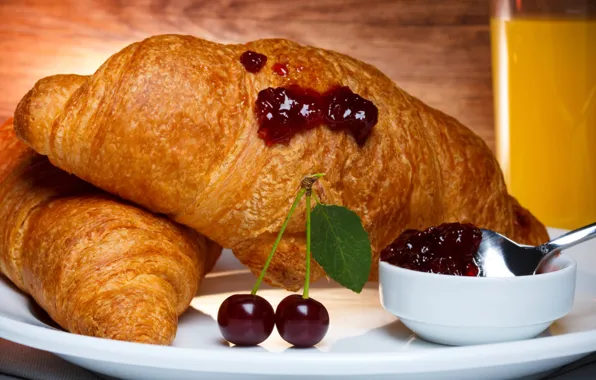 Вишня, сок, круассан
