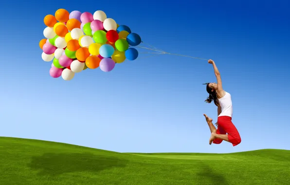 Картинка небо, трава, цвета, девушка, шарики, полет, радость, улыбка